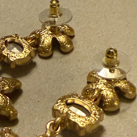 Oscar de la Renta
Crystal Flower Earrings - Picture 6 of 6